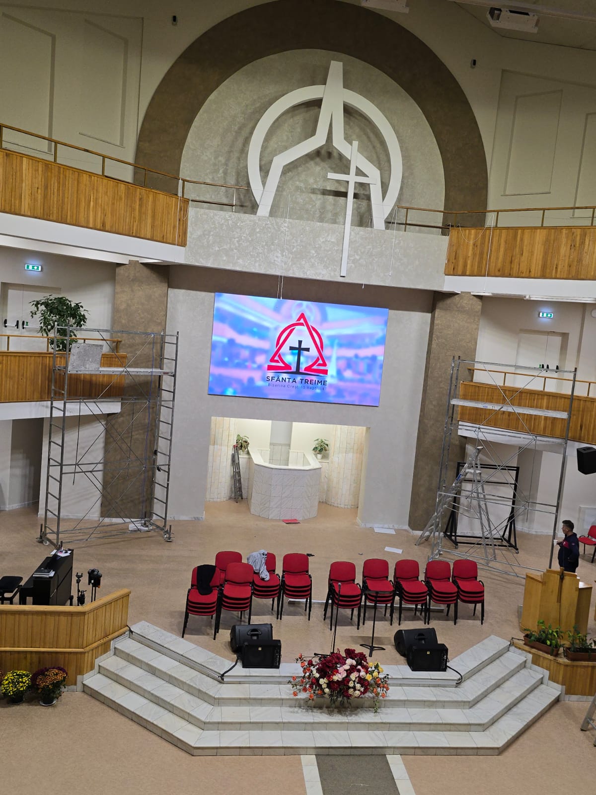 Ecran LED instalat in biserica