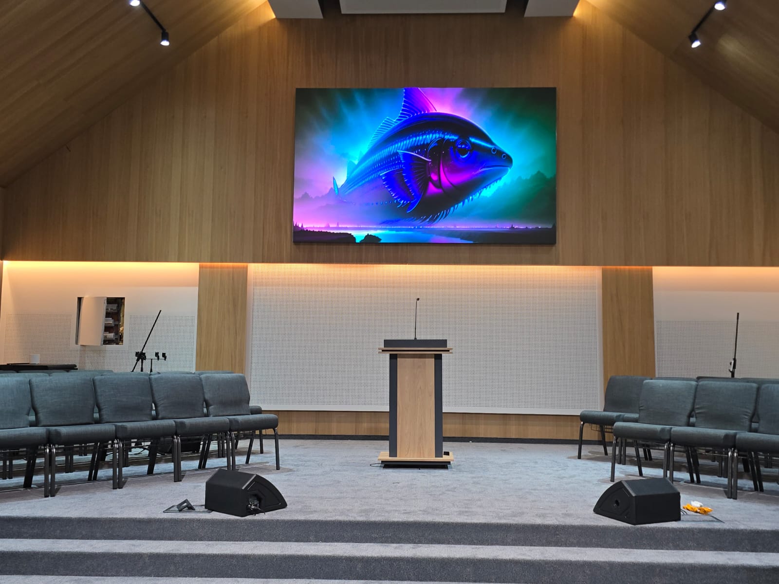 Ecran LED instalat in biserica