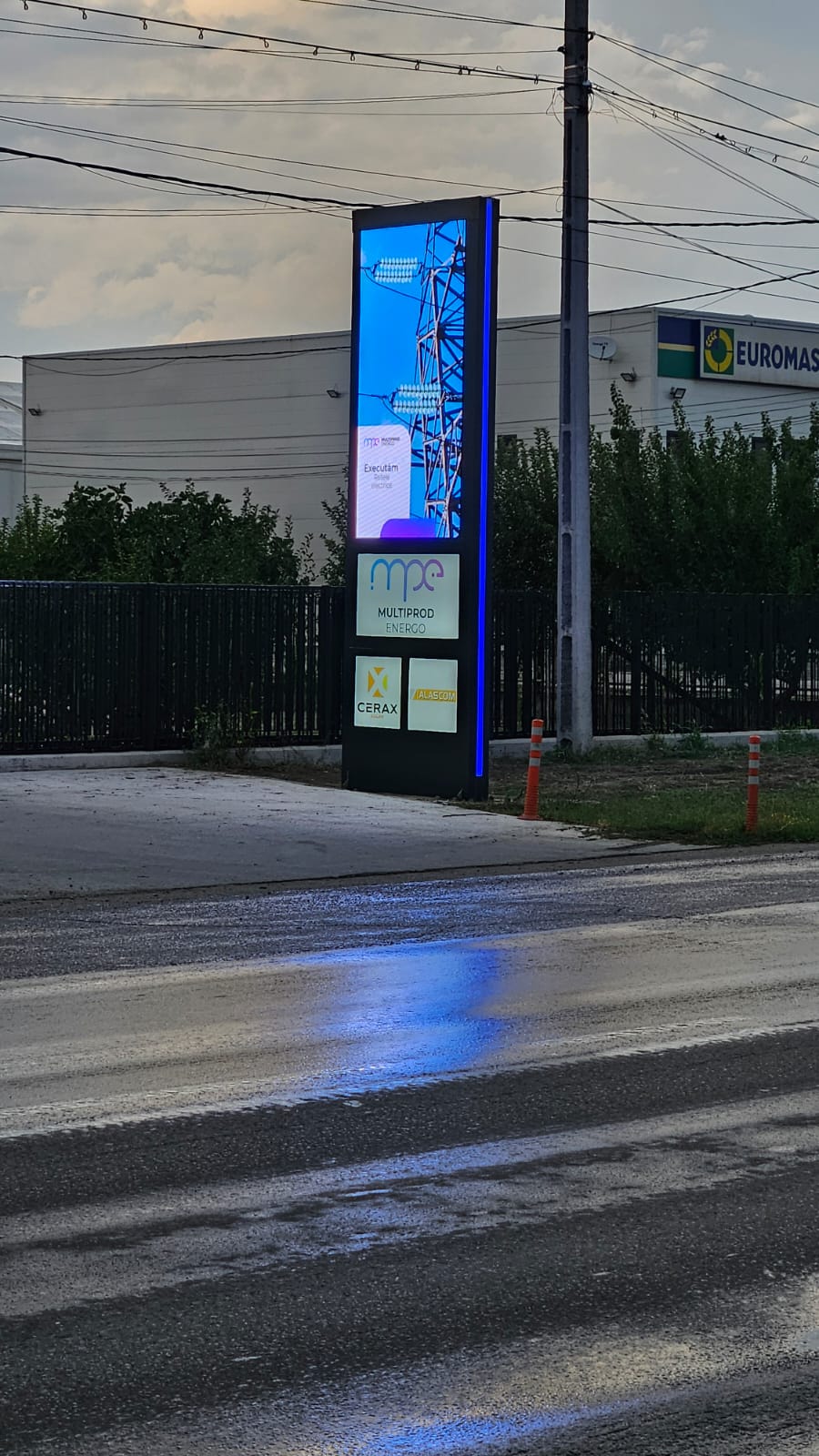 Totem exterior cu LED-uri P3